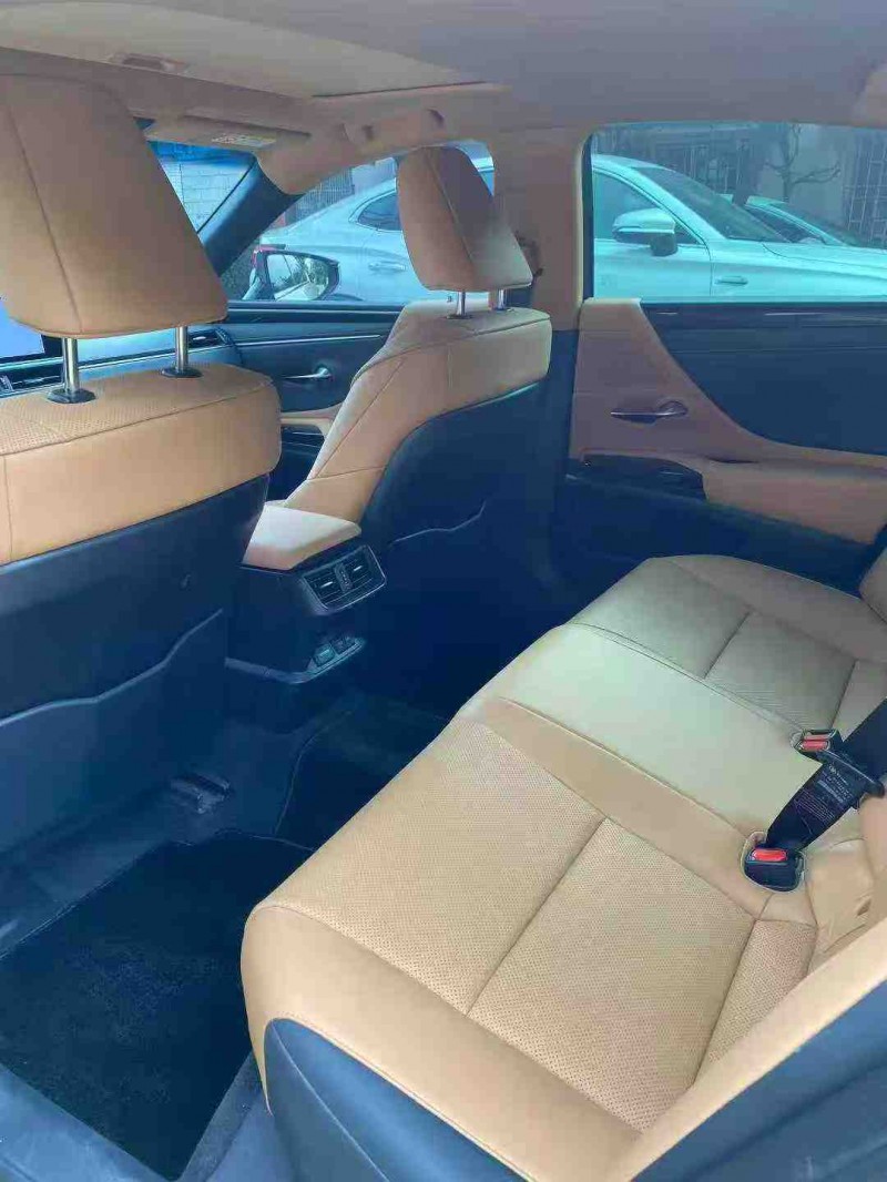 中山23年雷克萨斯ES6