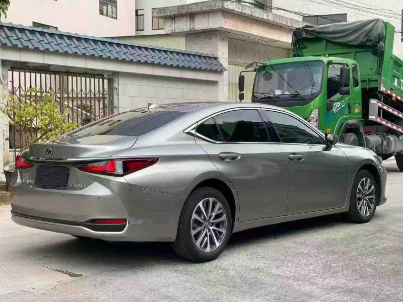 中山23年雷克萨斯ES7