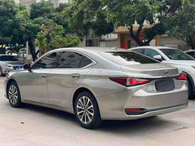 中山23年雷克萨斯ES8