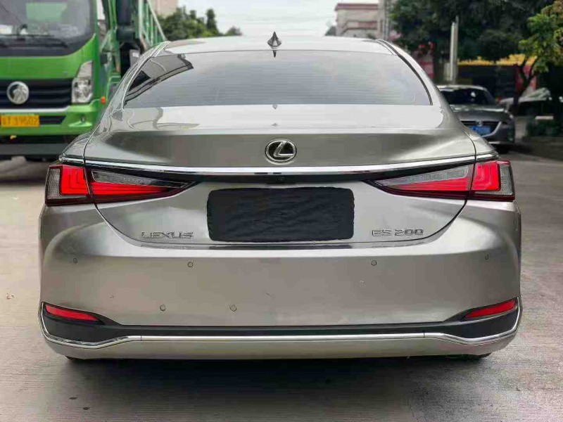 中山23年雷克萨斯ES9