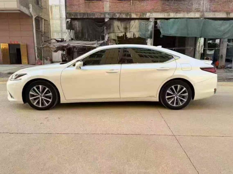 钦州20年雷克萨斯ES8