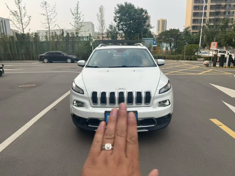 济宁17年Jeep自由光1