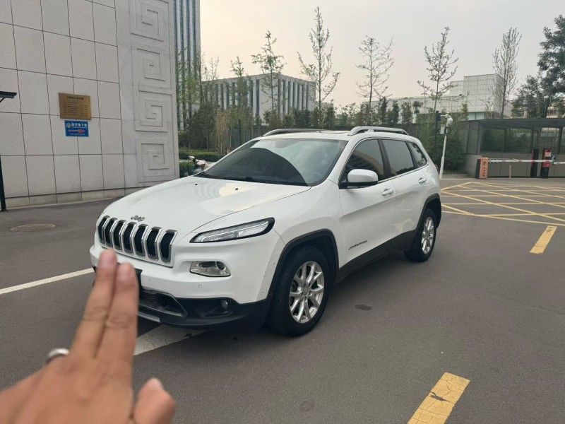 济宁17年Jeep自由光2
