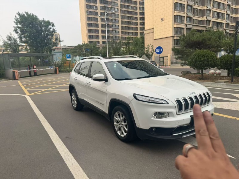 济宁17年Jeep自由光3