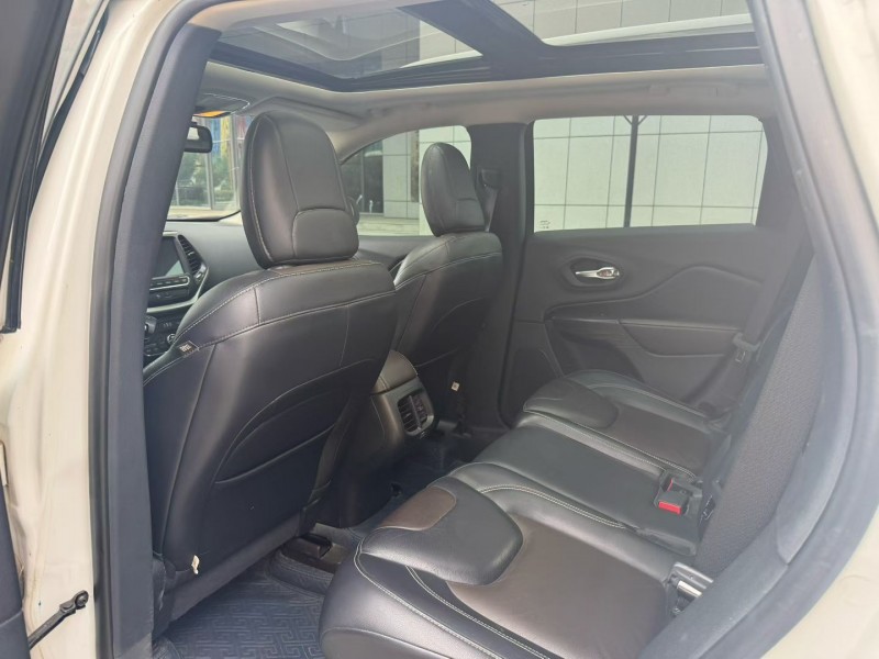 济宁17年Jeep自由光8