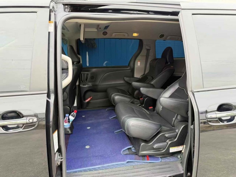 枣庄19年丰田塞纳4