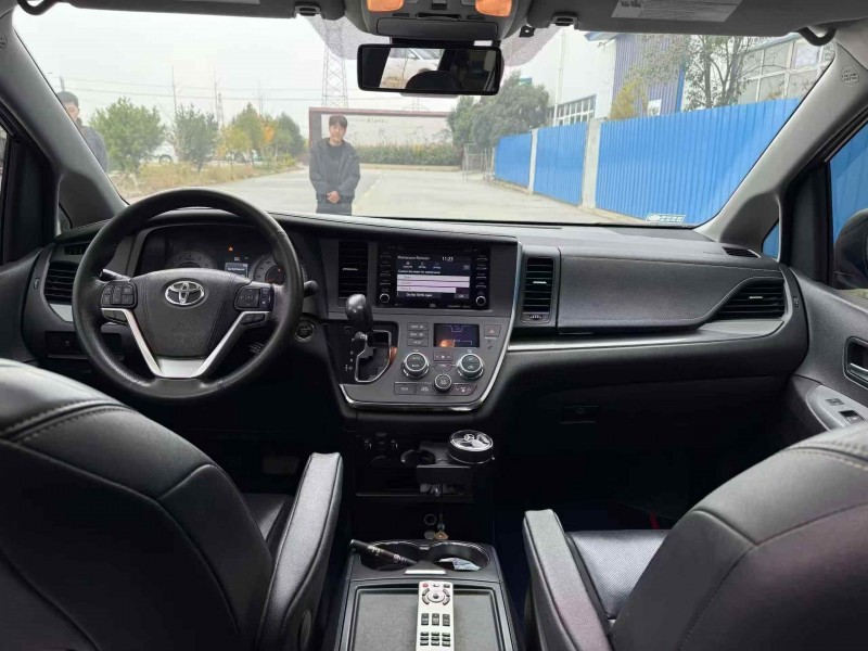 枣庄19年丰田塞纳5