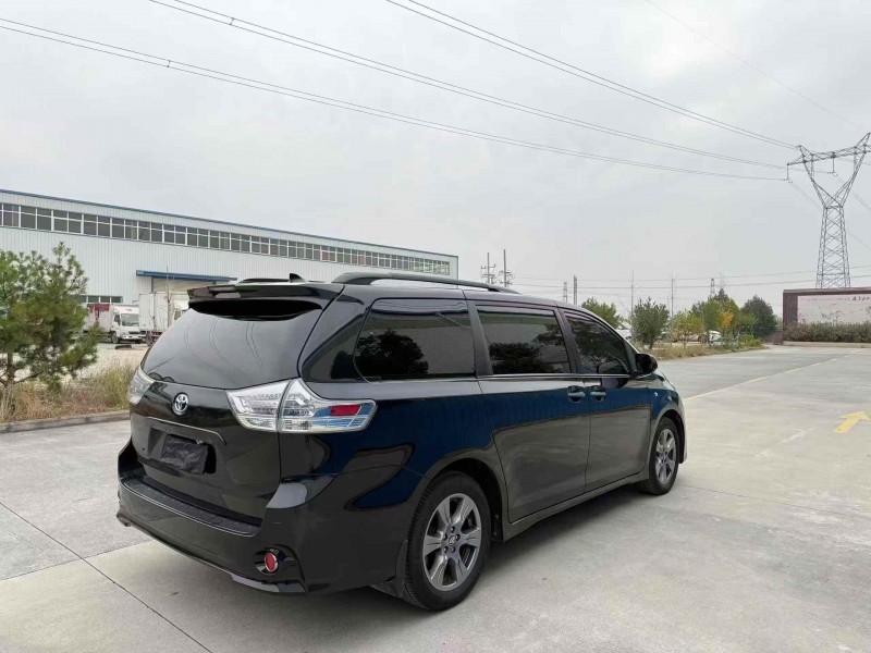 枣庄19年丰田塞纳8