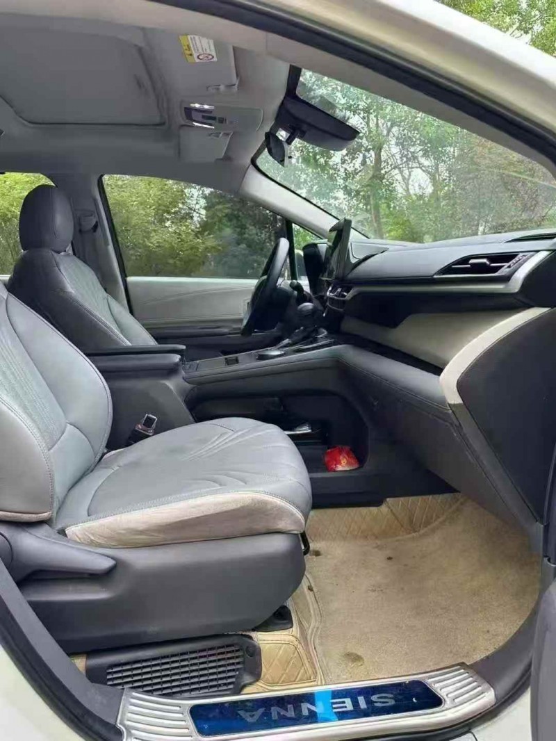 济宁22年丰田塞纳4