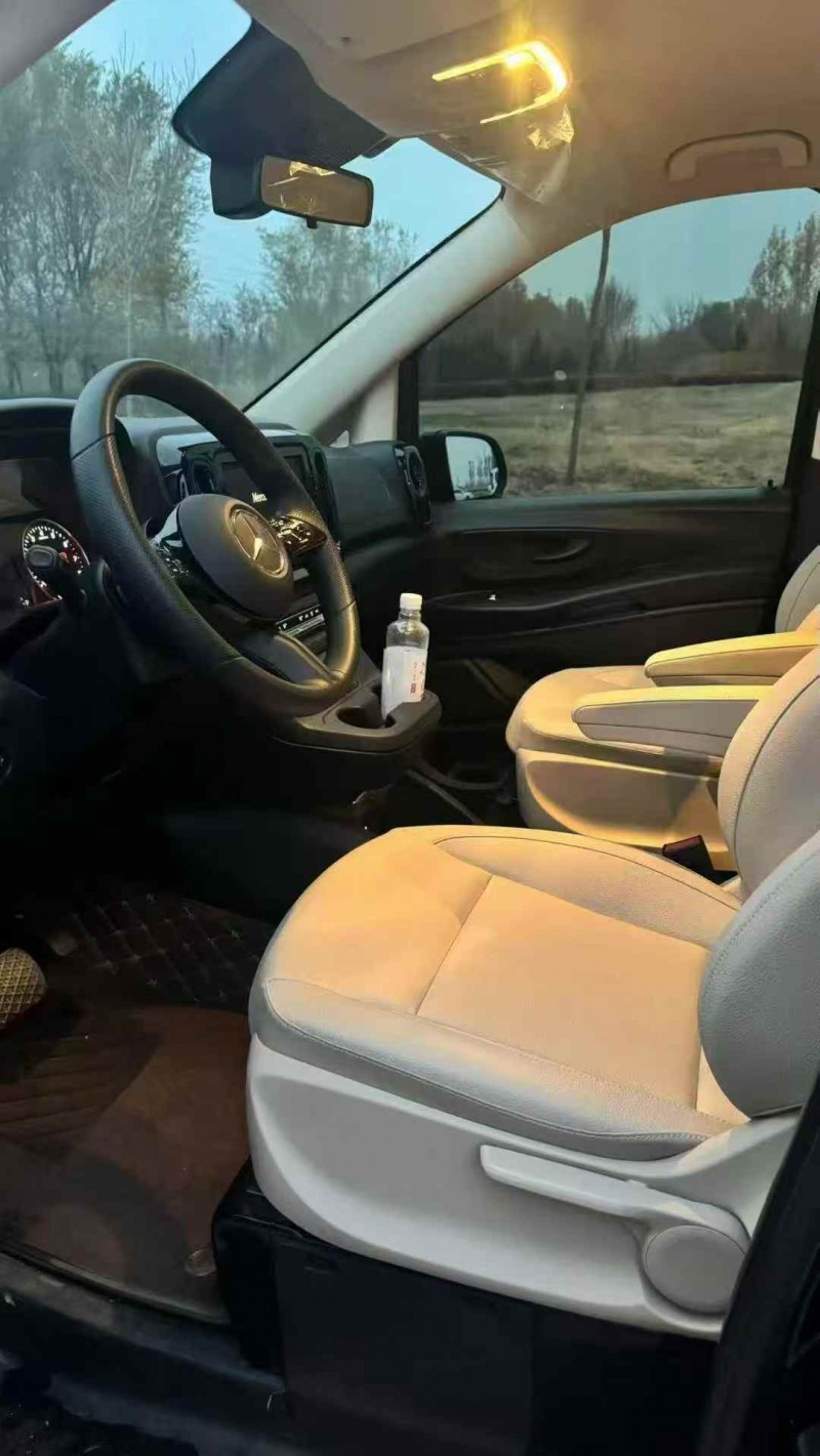 济宁25年奔驰威霆4