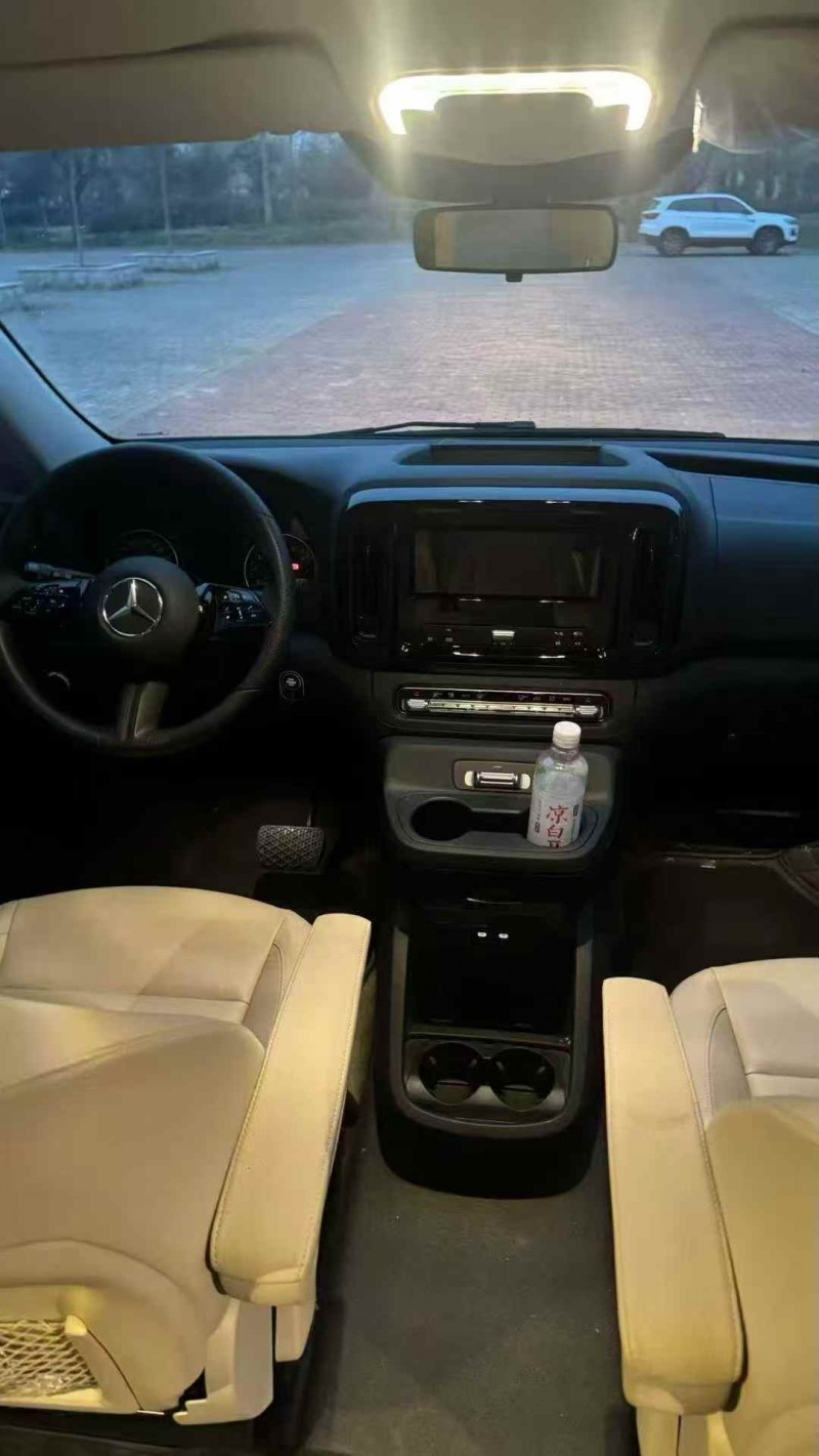济宁25年奔驰威霆7