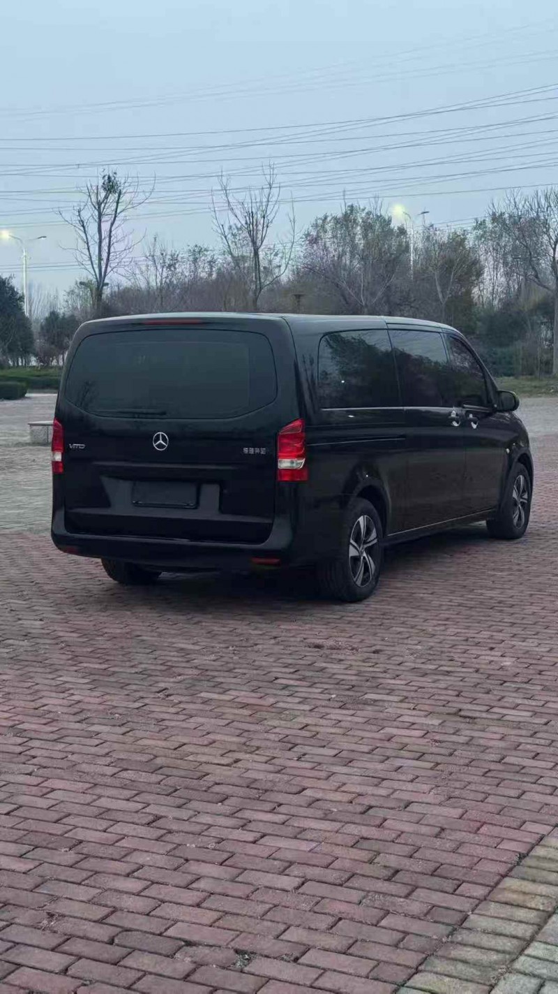 济宁25年奔驰威霆8