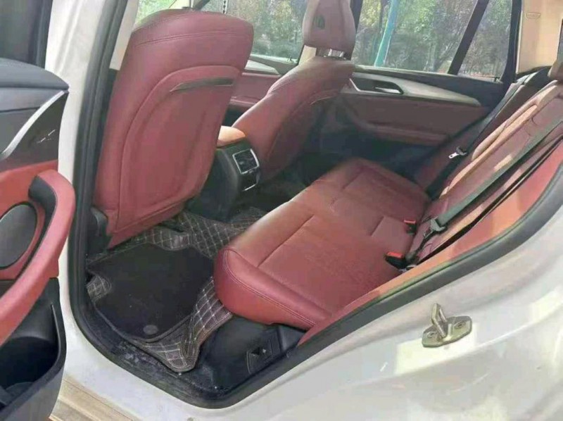 济宁22年宝马IX36