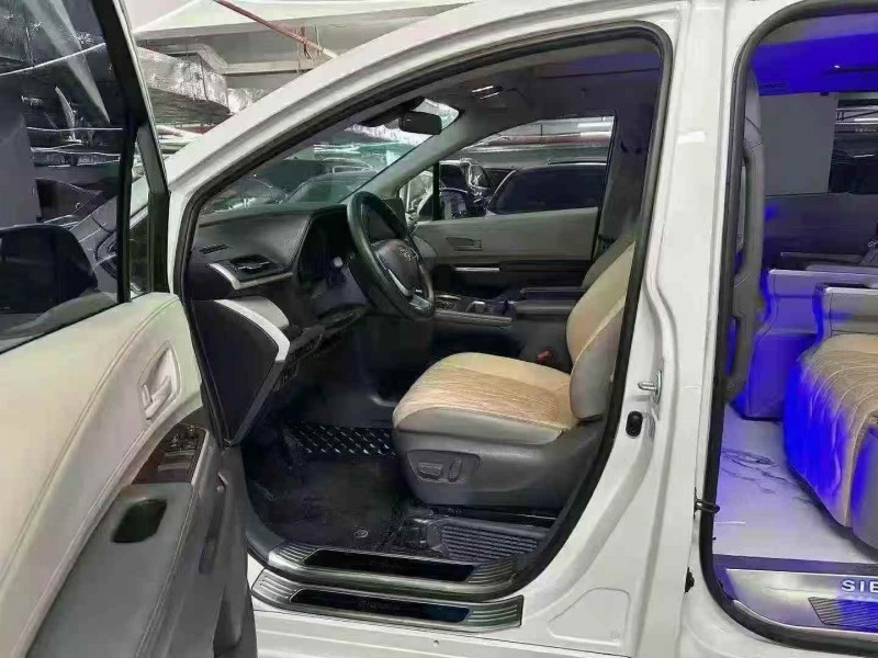 安庆25年丰田塞纳4