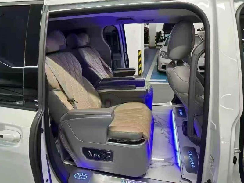 安庆25年丰田塞纳5