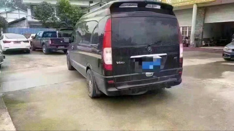 重庆13年奔驰威霆8