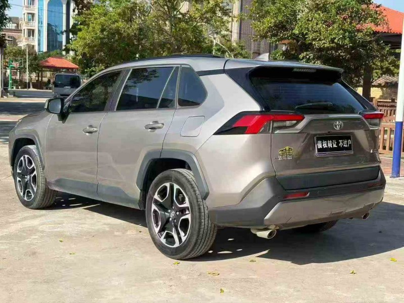 深圳23年丰田RAV4荣放8