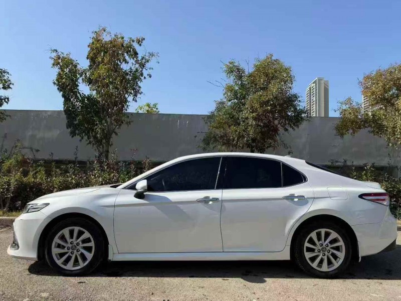 武汉21年丰田凯美瑞4