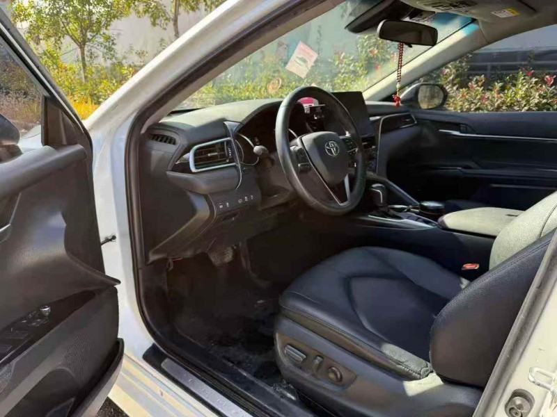 武汉21年丰田凯美瑞5