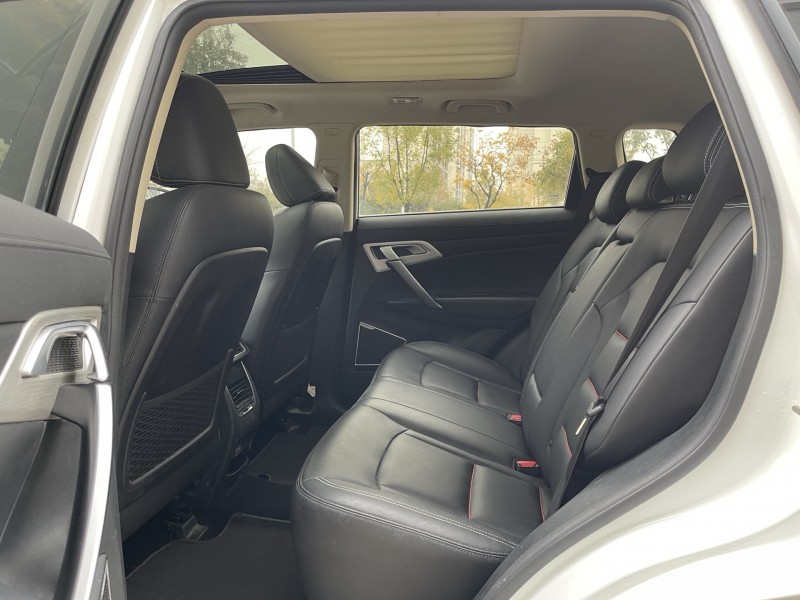 济宁19年吉利博越6