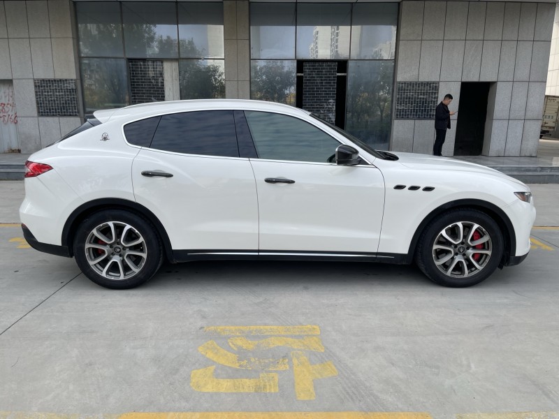 济宁17年玛莎拉蒂Levante7