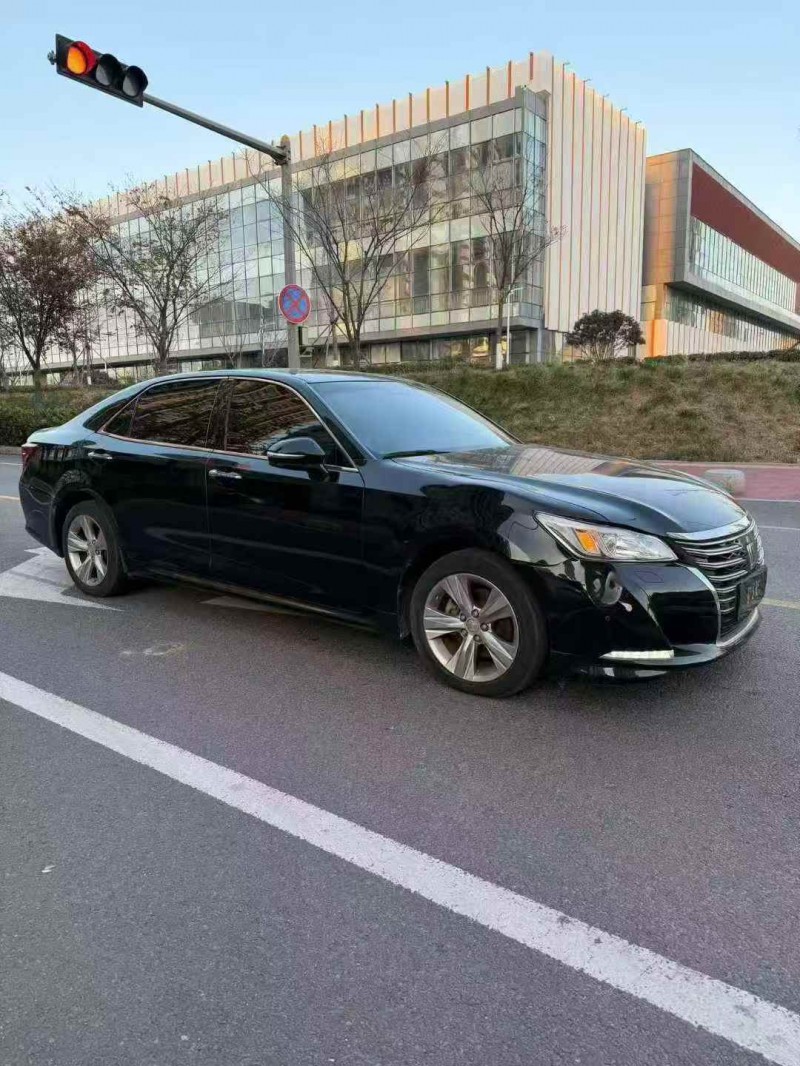 烟台16年丰田皇冠3