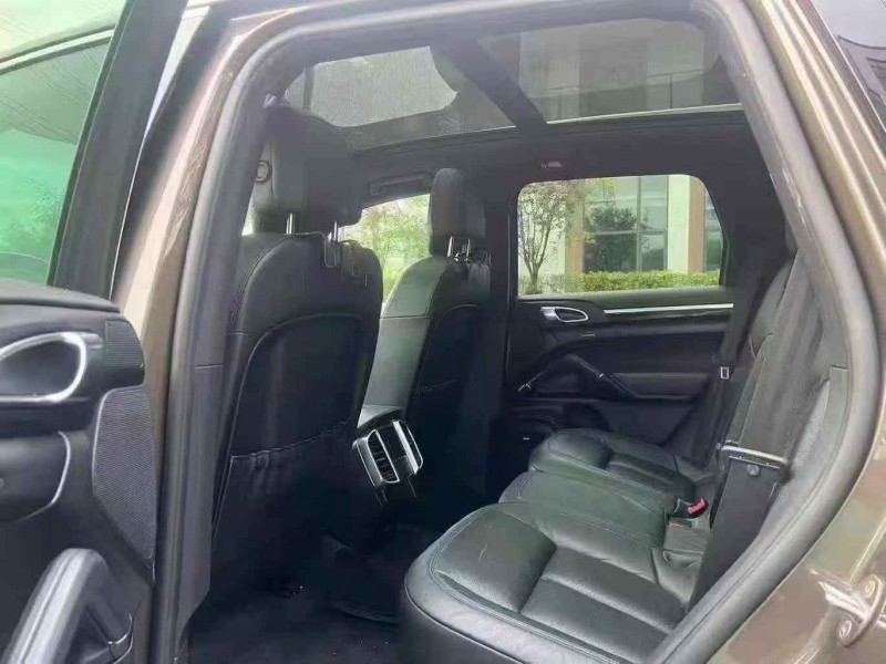 广州16年保时捷卡宴9