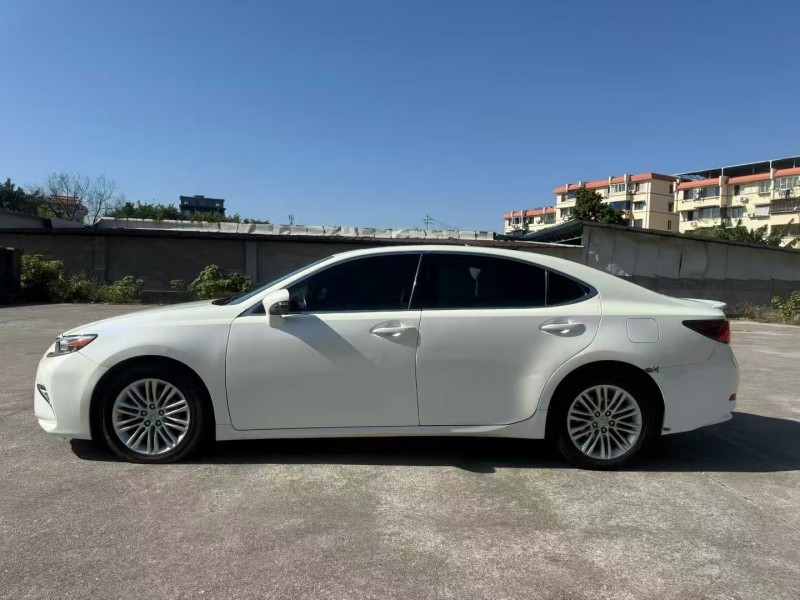 广州17年雷克萨斯ES2