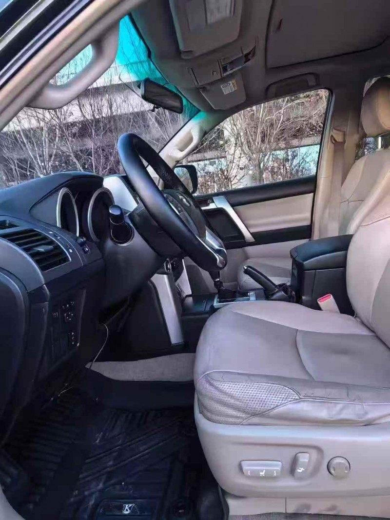 天津12年丰田普拉多4