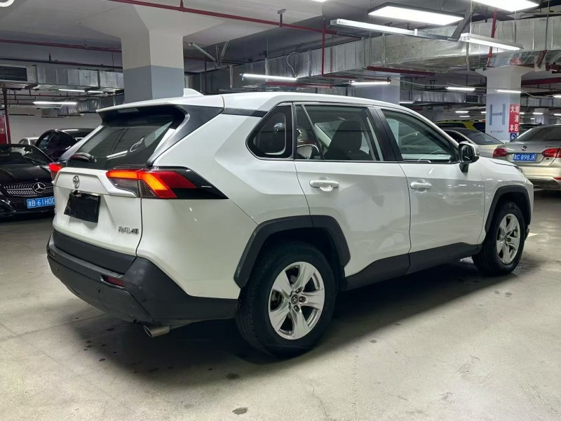 成都21年丰田RAV4荣放7