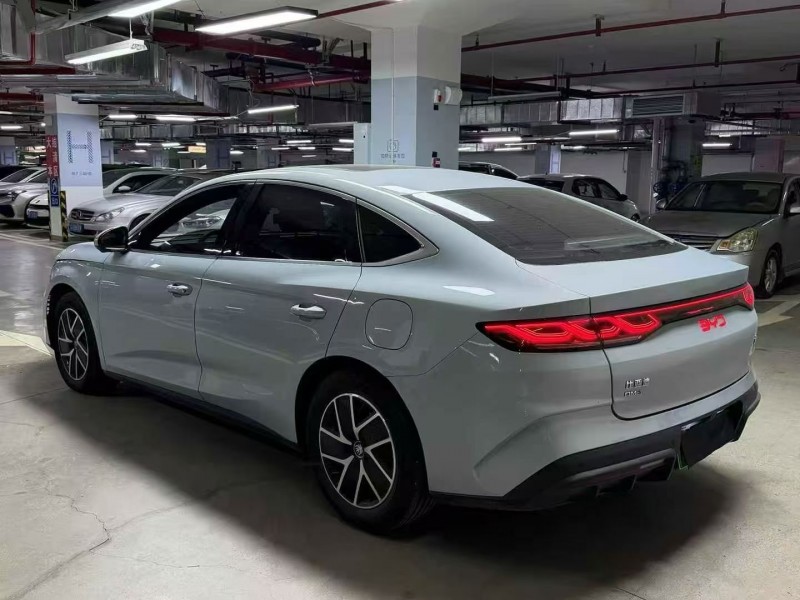 成都25年比亚迪秦8