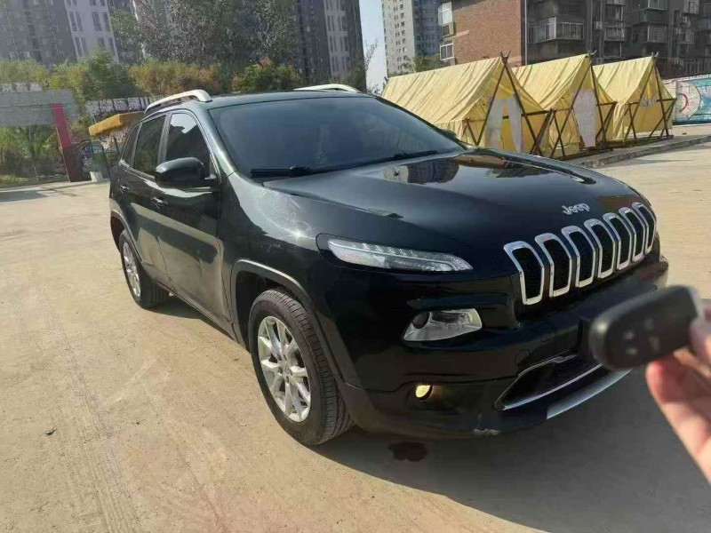 枣庄17年Jeep自由光2