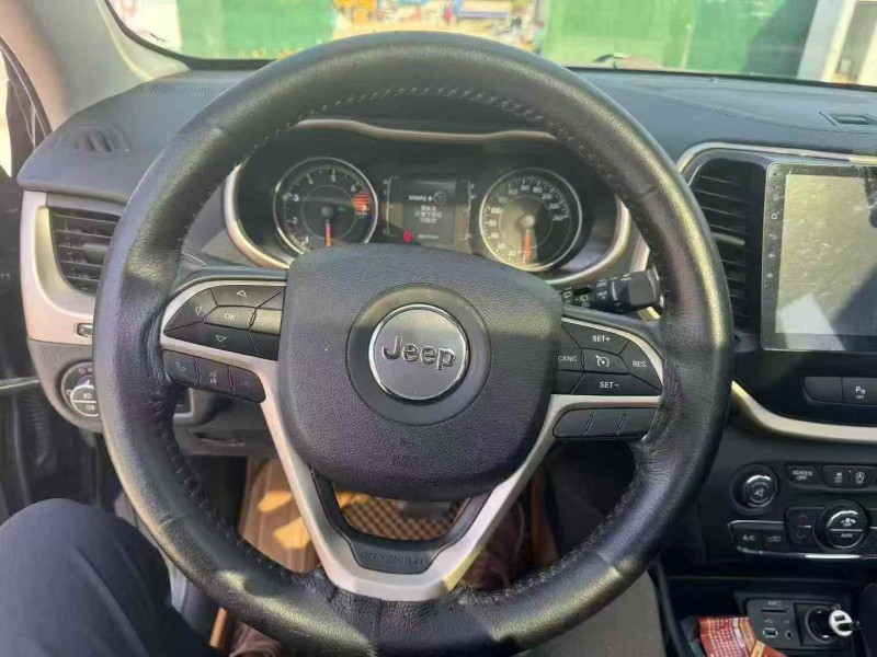 枣庄17年Jeep自由光3