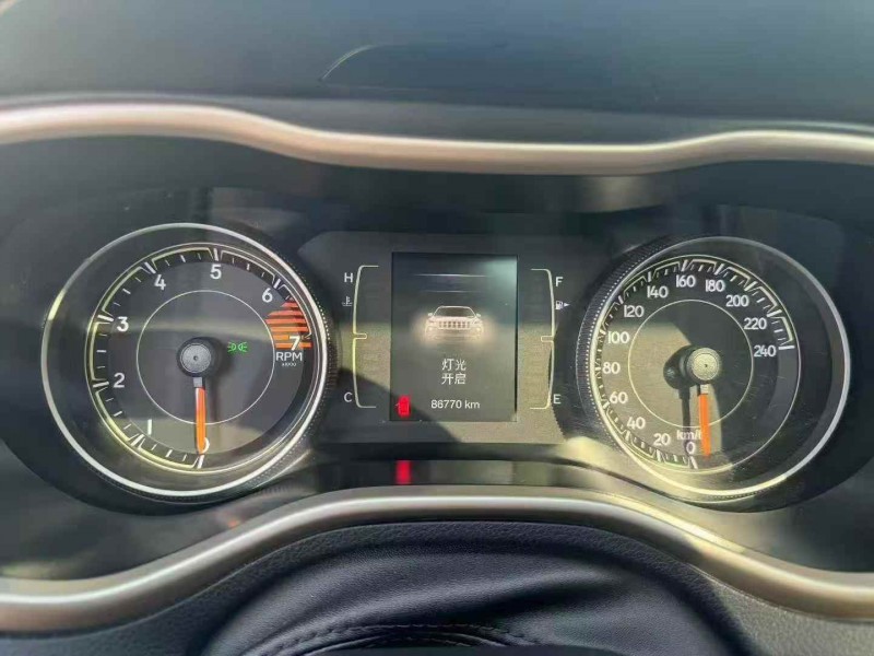 枣庄17年Jeep自由光4