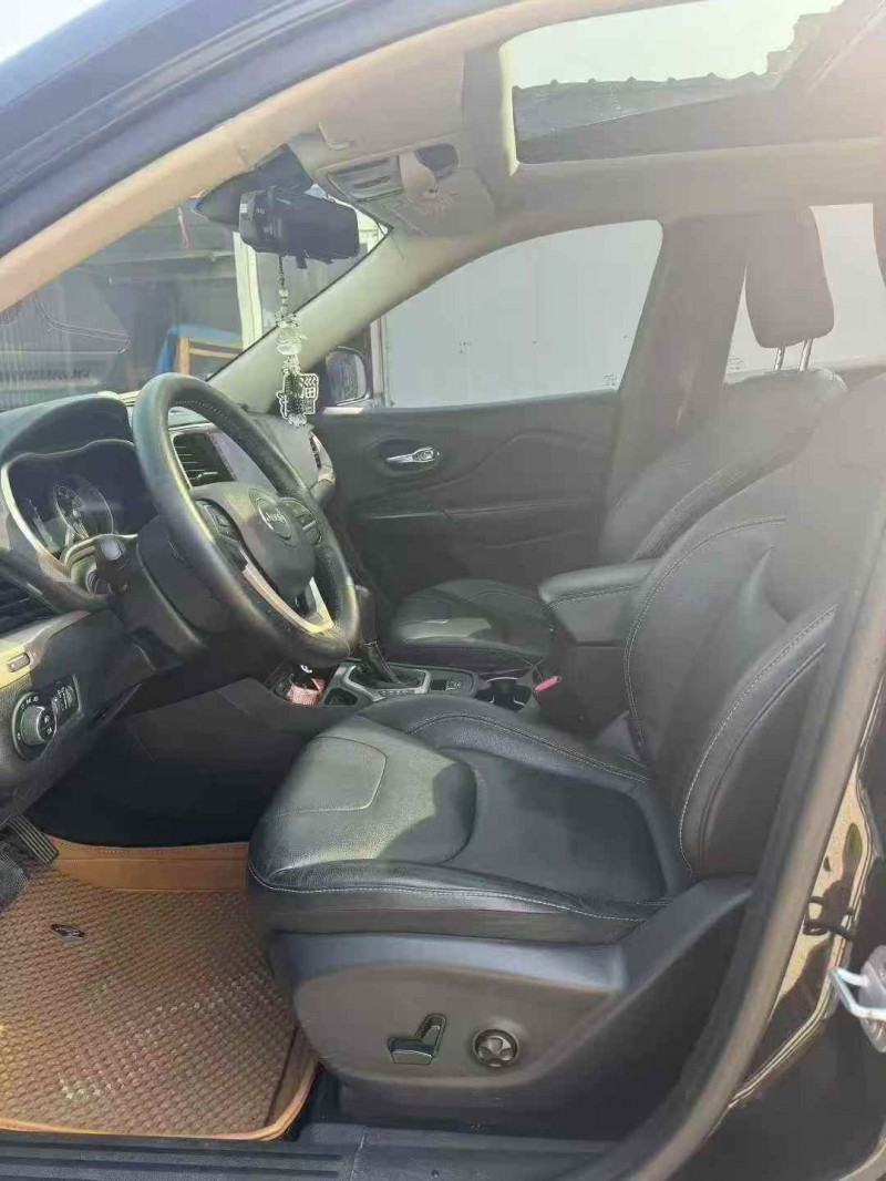 枣庄17年Jeep自由光6