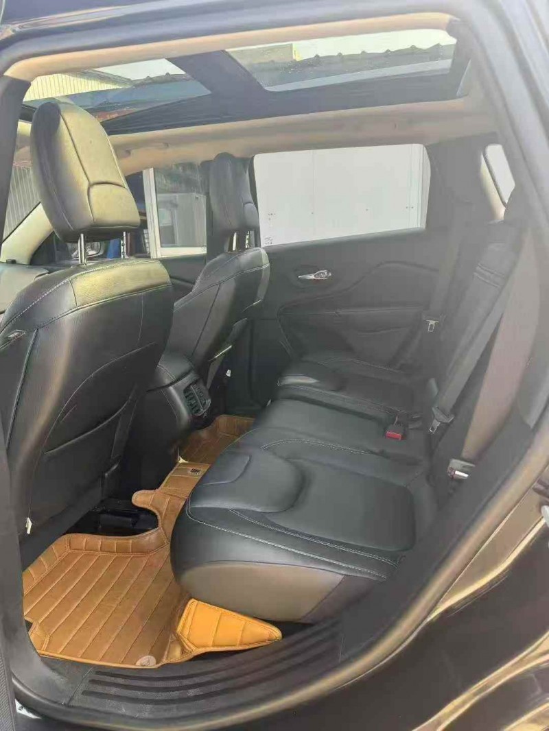 枣庄17年Jeep自由光7