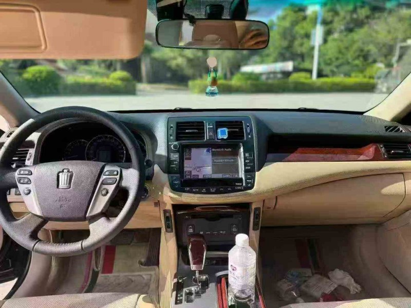 桂林14年丰田皇冠5