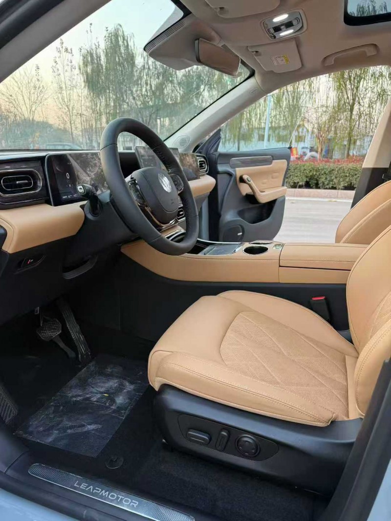 泰安25年零跑汽车C116