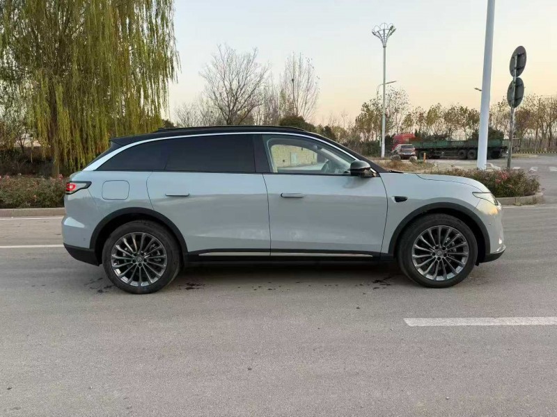 泰安25年零跑汽车C117