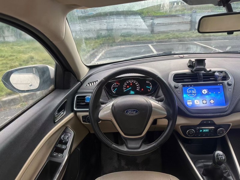 广州15年福特福睿斯8