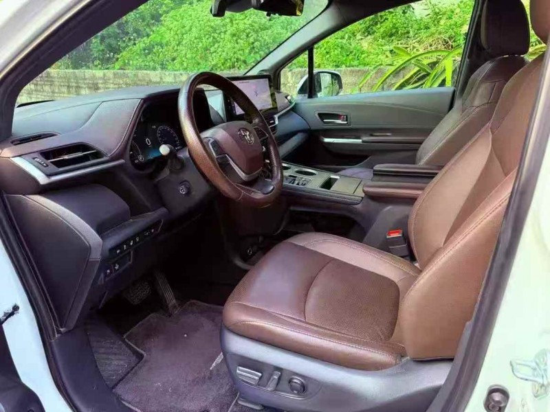 梧州23年丰田塞纳4