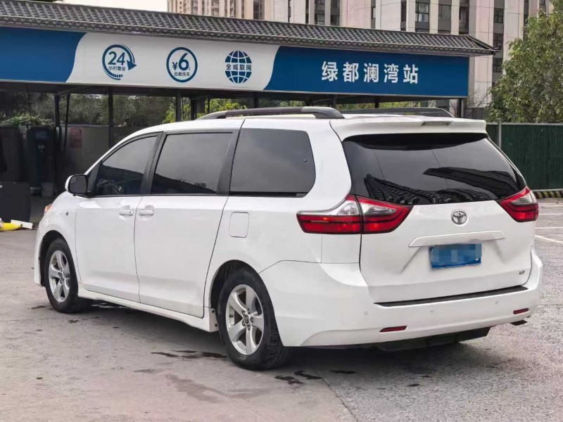 郑州22年丰田塞纳8