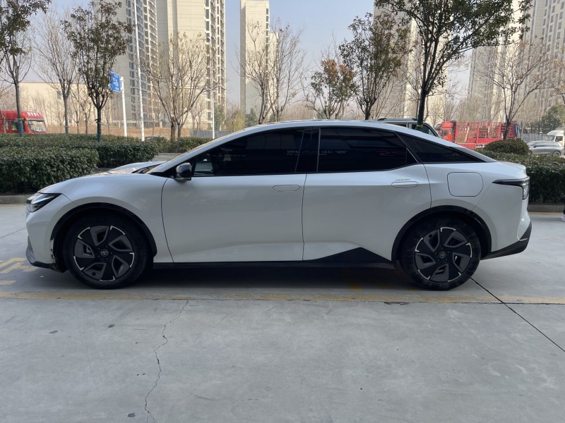 济宁24年丰田BZ3Pro8