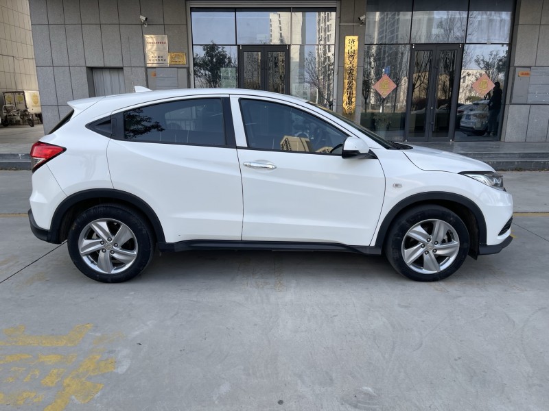 济宁21年本田缤智8