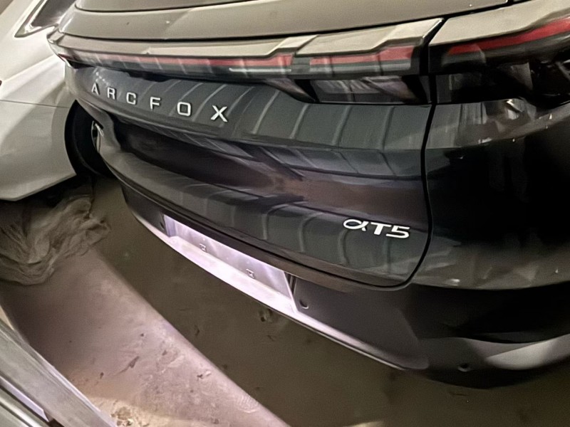 荆州25年极狐汽车阿尔法3