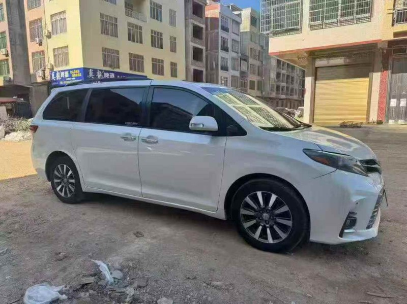 贵港16年丰田塞纳2