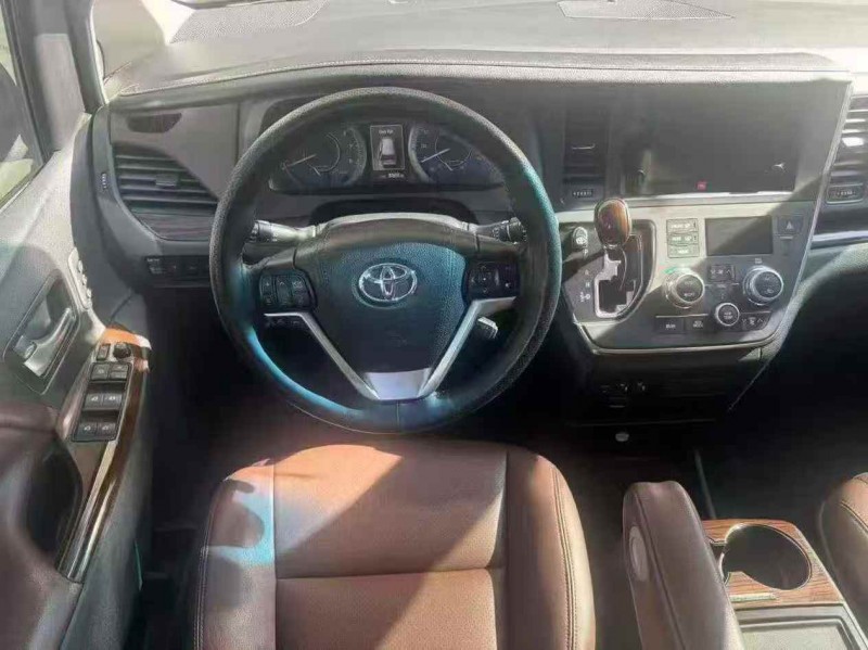 贵港16年丰田塞纳3