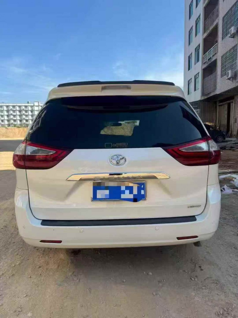 贵港16年丰田塞纳8