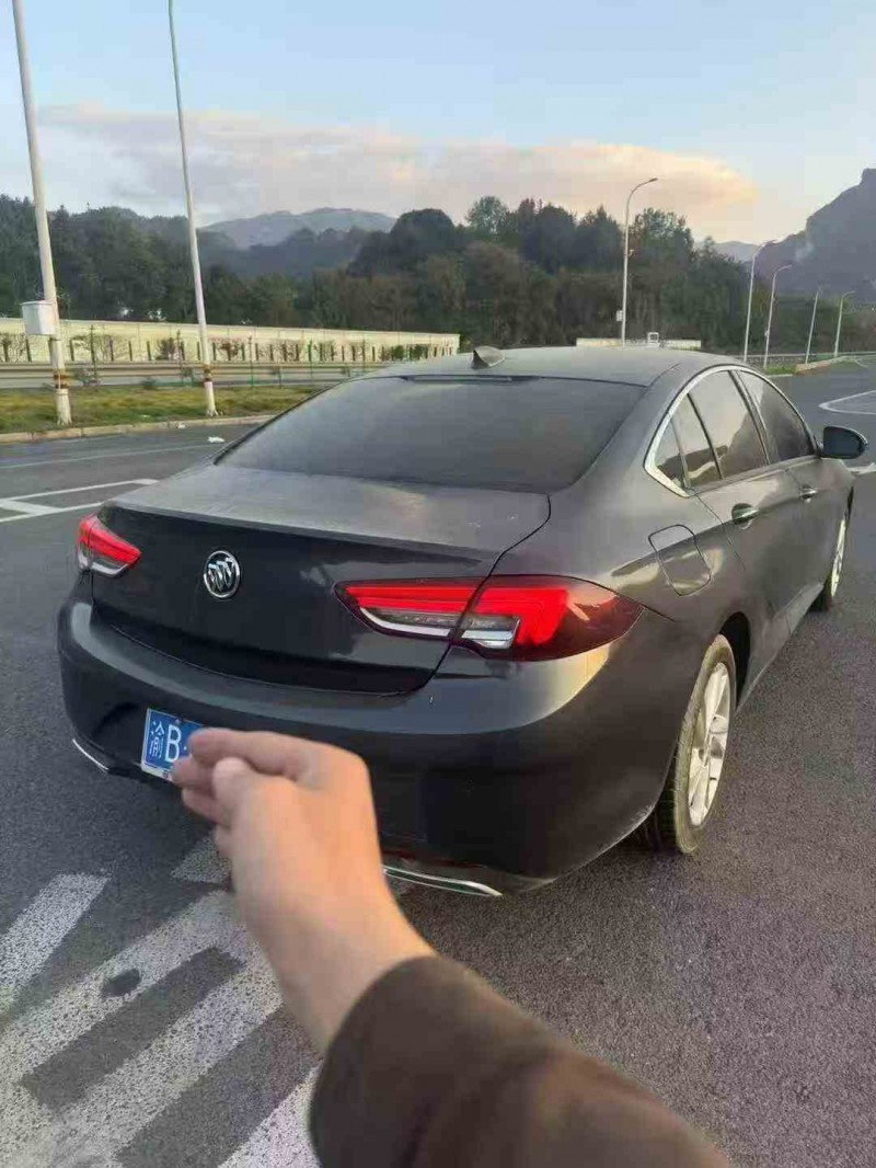 重庆20年别克君威5