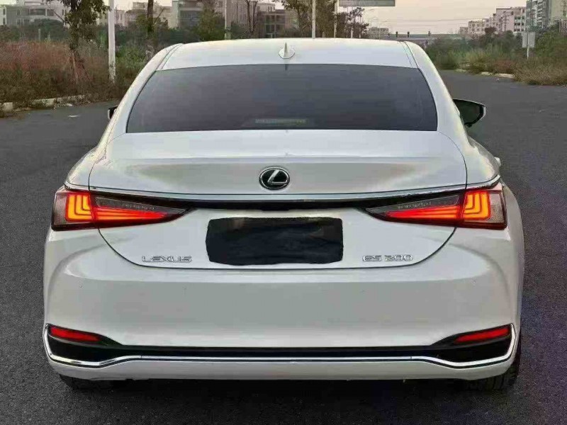 珠海20年雷克萨斯ES8